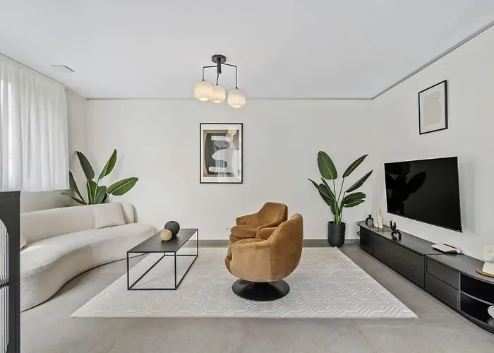 Luxury 2Br, Free Parking, Balcony