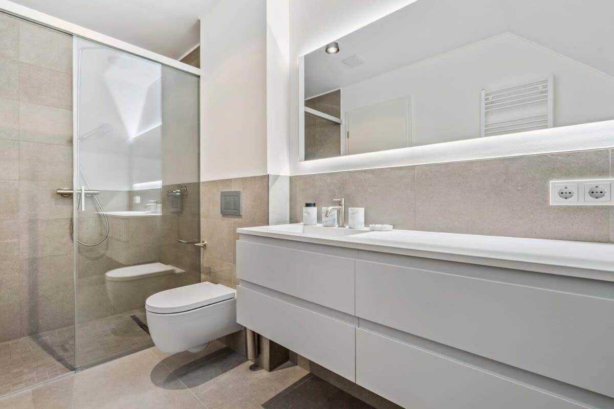 Luxury 2br, Free Parking, Balcony Appartamento